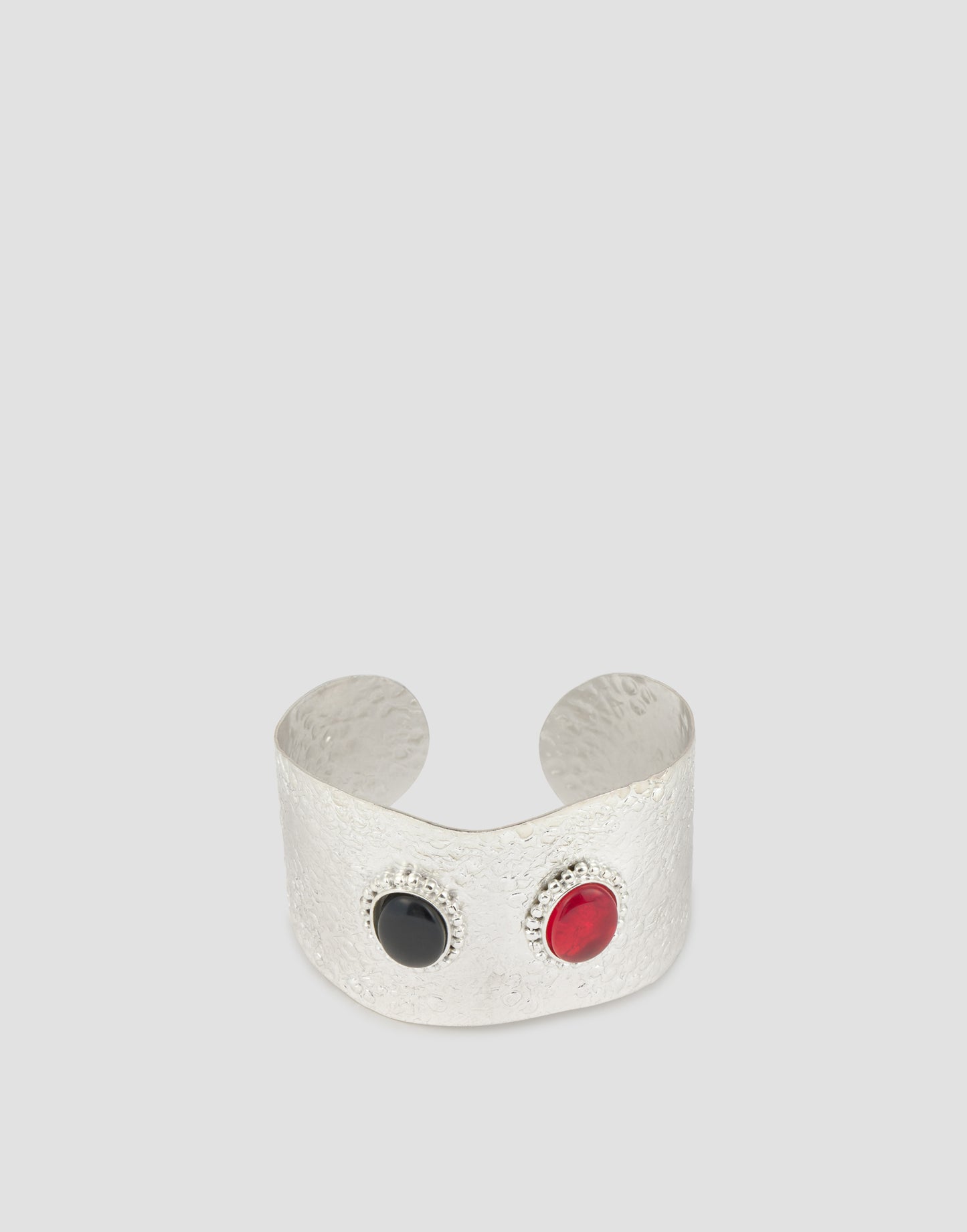 Pulsera rígida labrada piedras