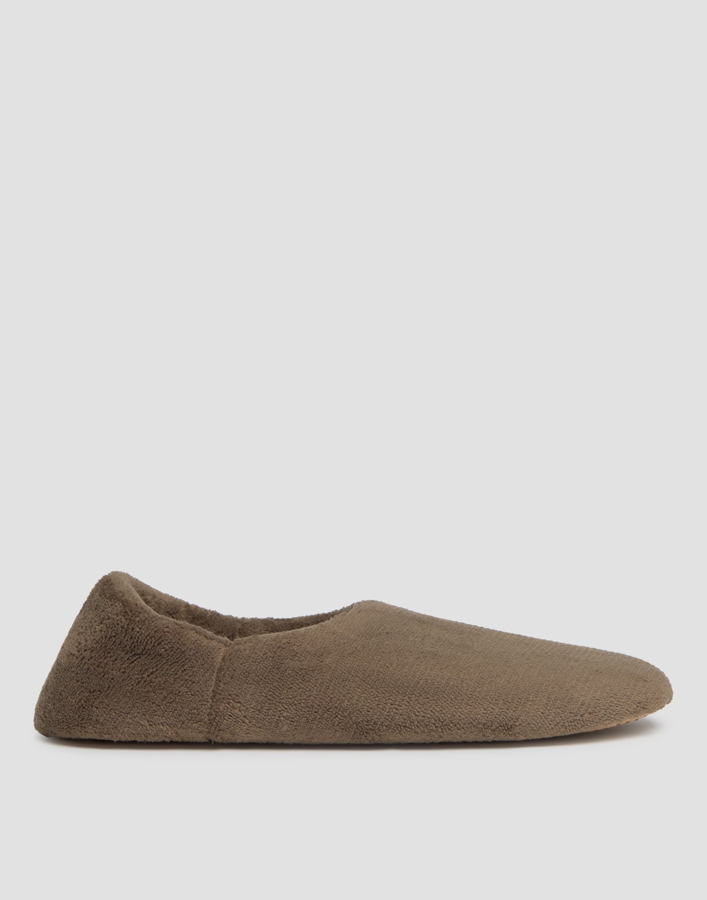 Zapatilla cerrada básica hombre