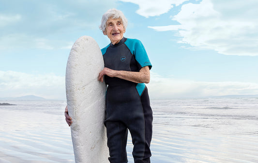 Surfeando a los 90 años. La historia de Nancy Meherne