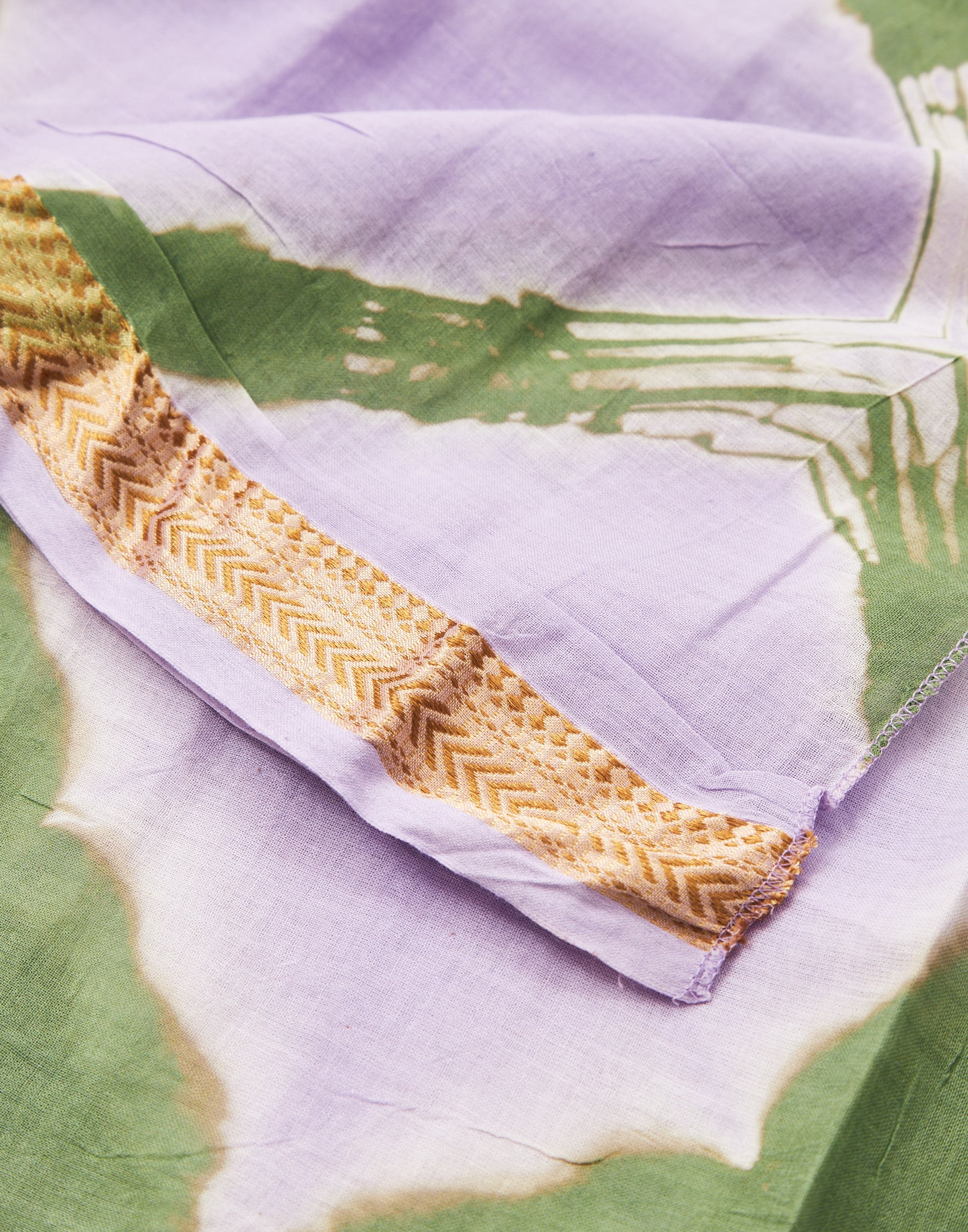 Sciarpa tie-dye con rifinitura dorata