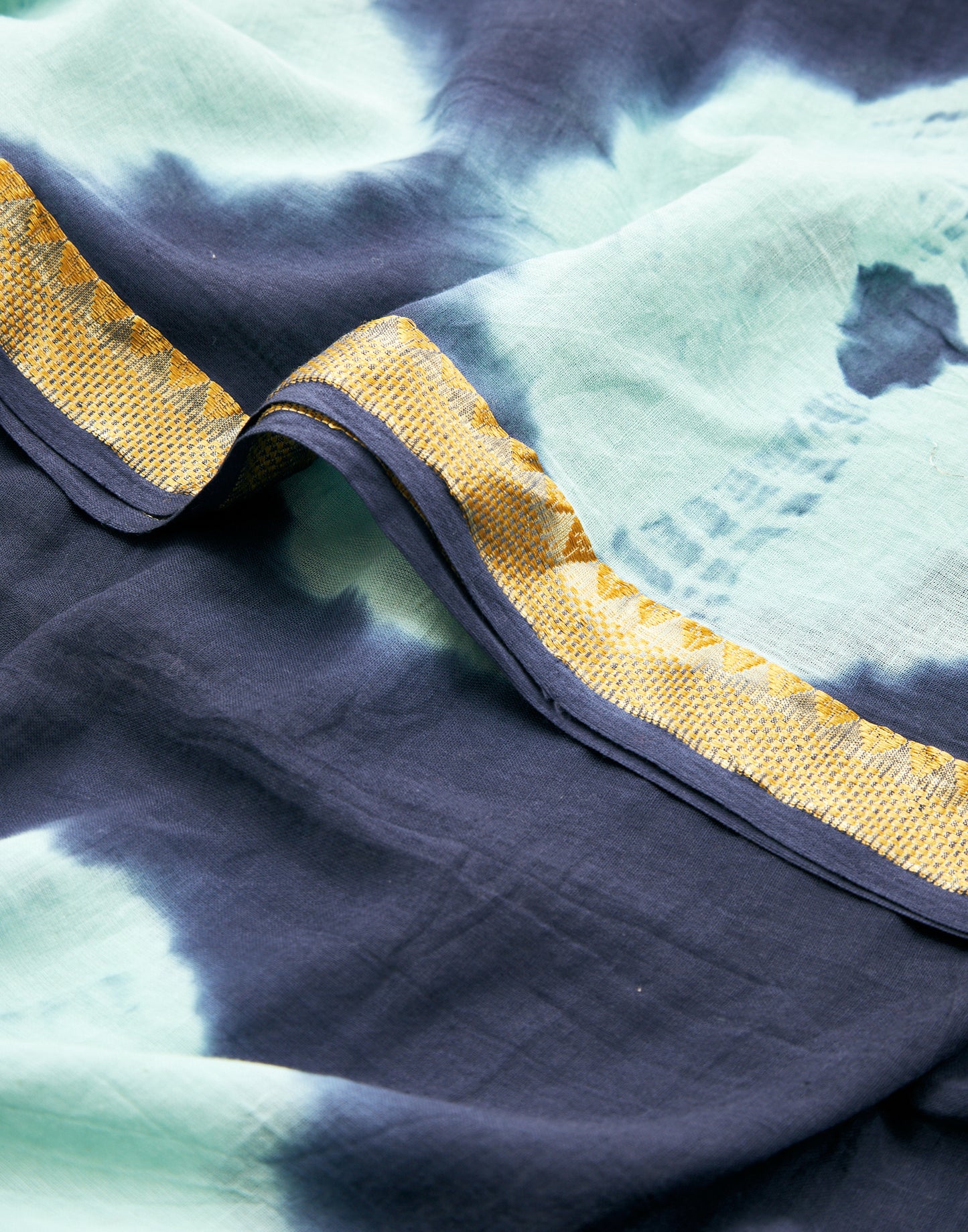 Écharpe tie-dye avec bordure dorée