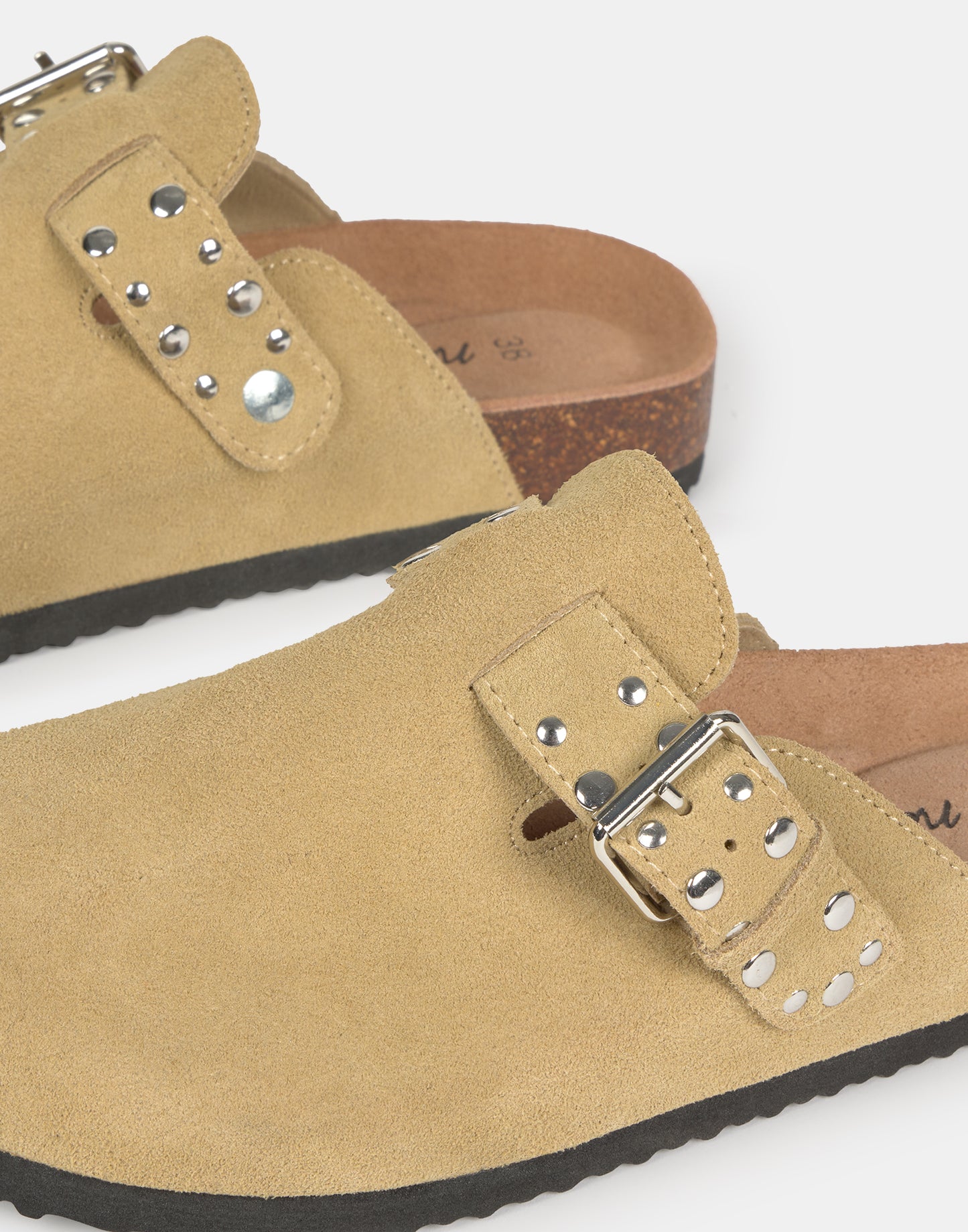 Zueco ergonómico piel tachuelas