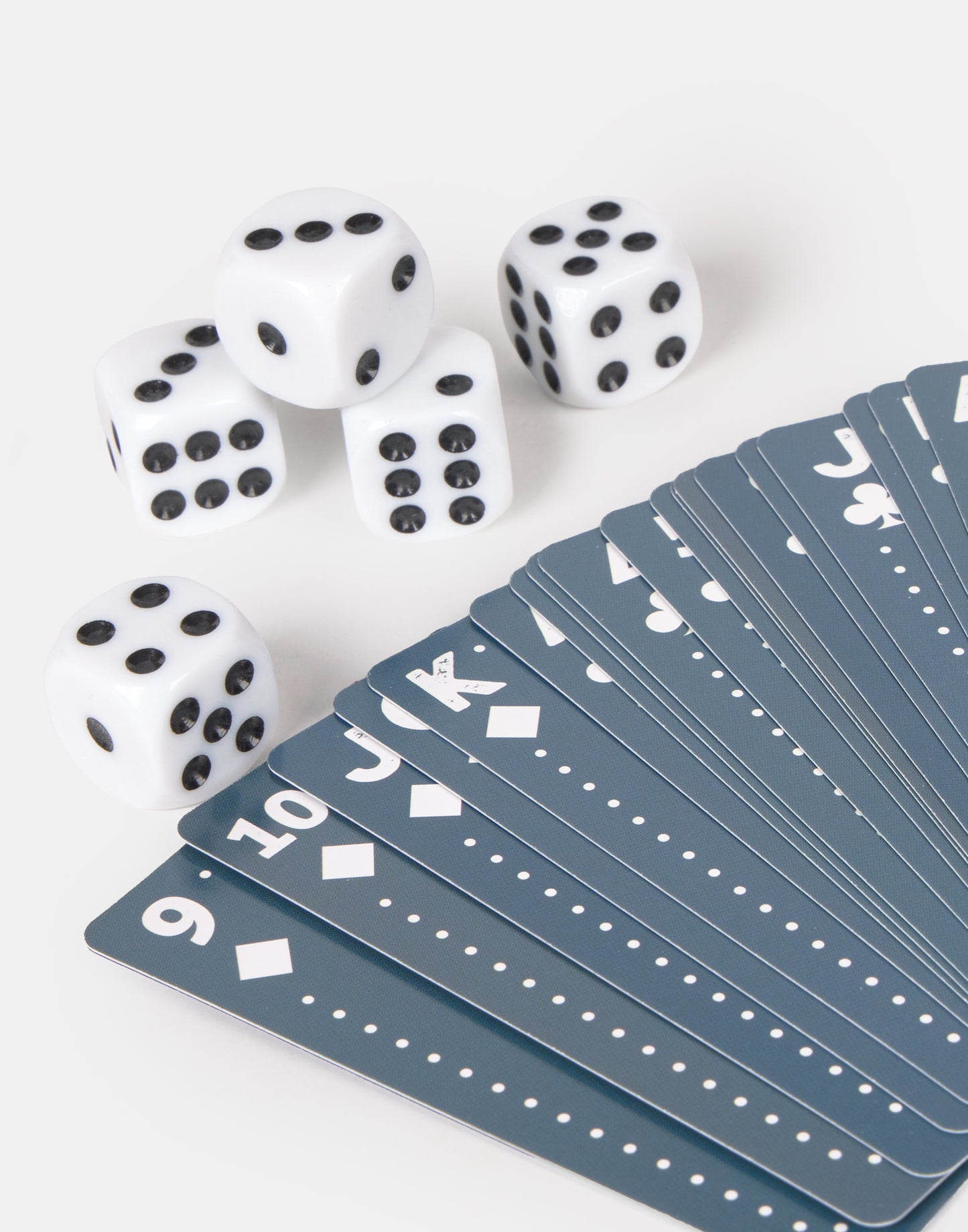 Juego combinado de cartas y dados