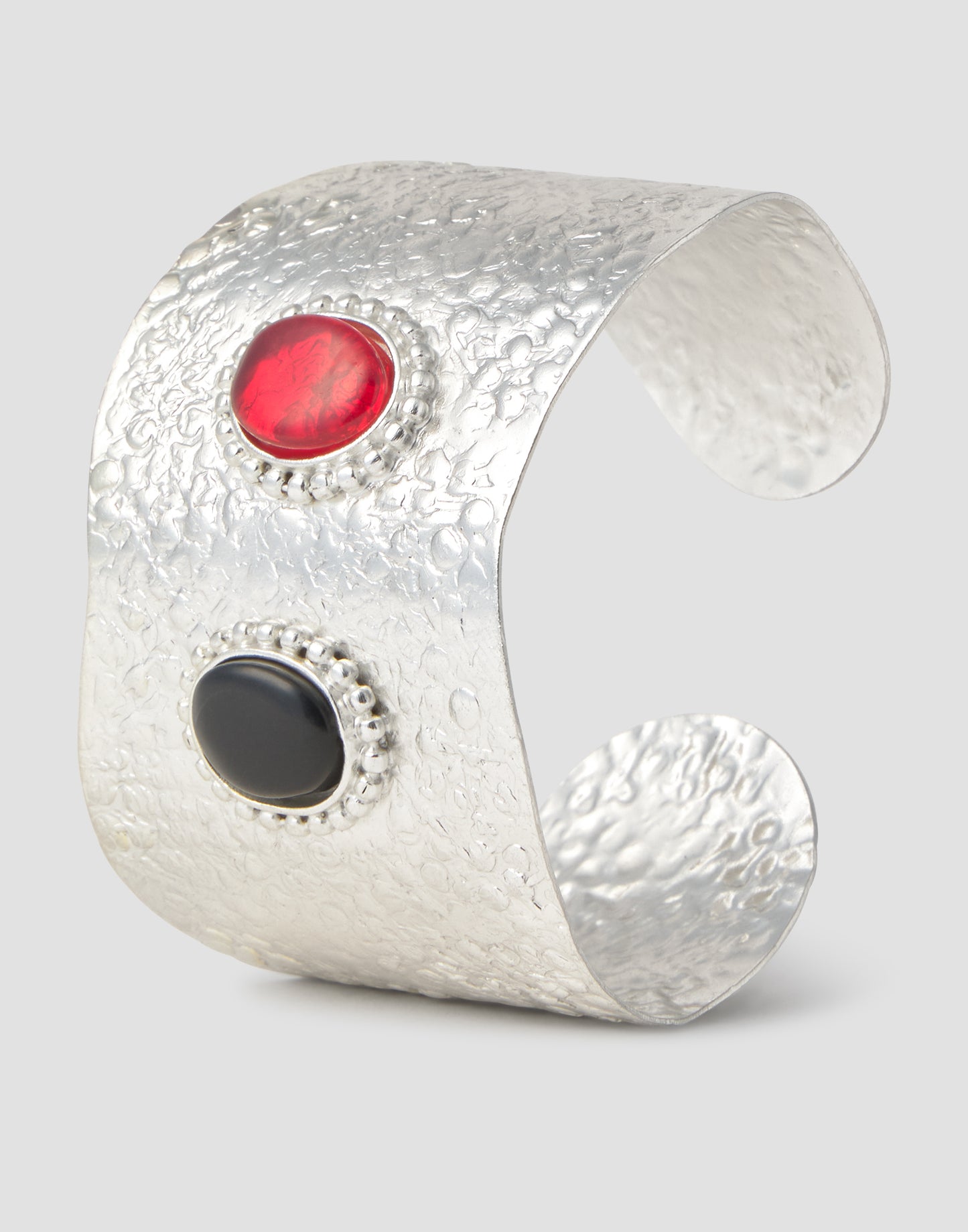 Pulsera rígida labrada piedras