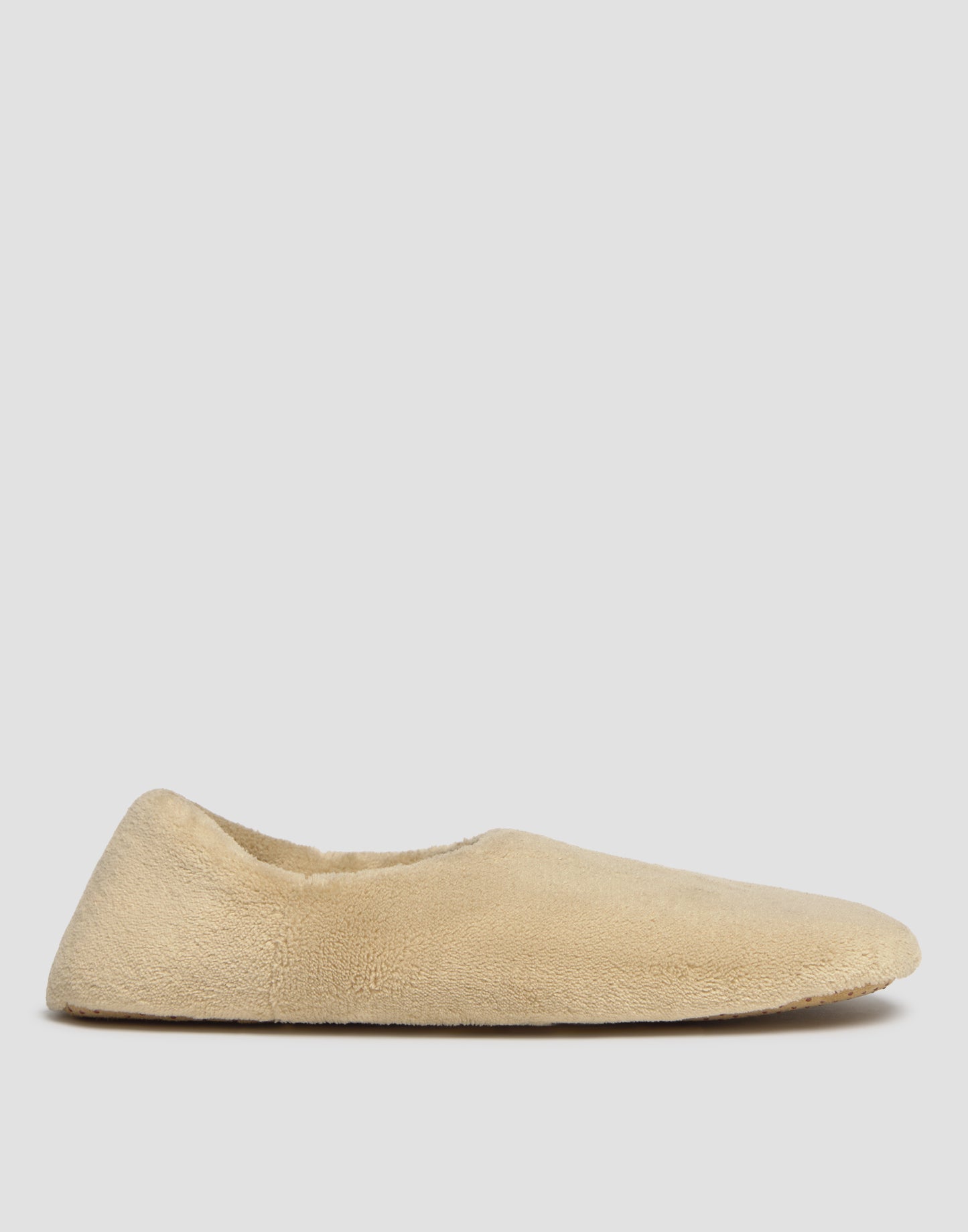 Zapatilla cerrada básica hombre