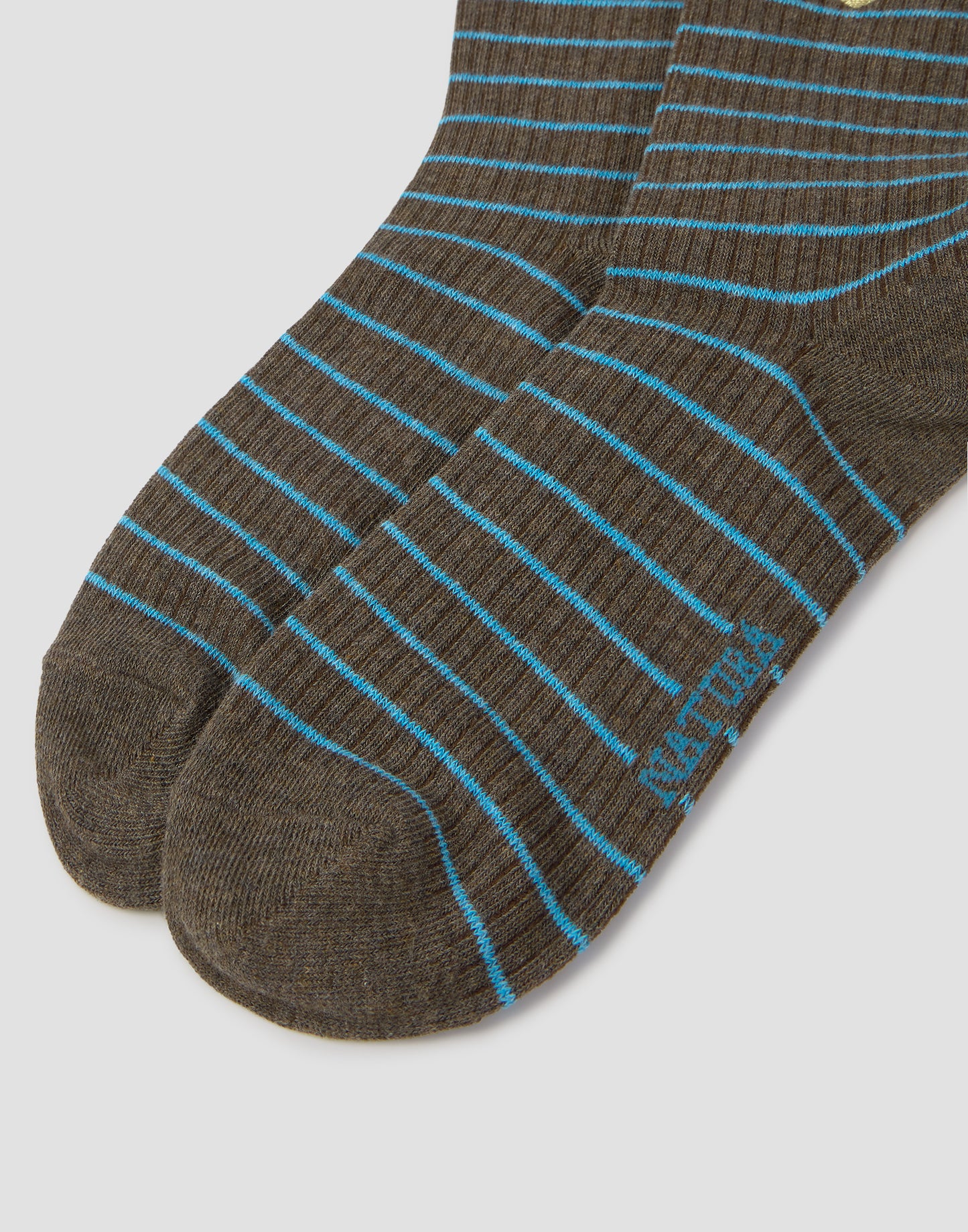 Gestreifte Rippensocken mit Herzstickerei