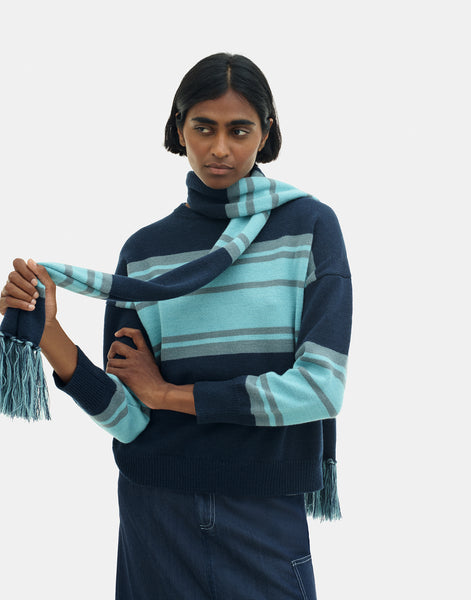 Scarf with stripes and fringed ends