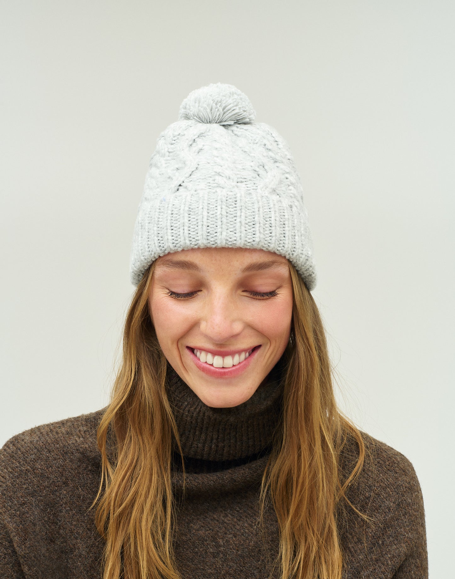 Bonnet torsadé à pompon