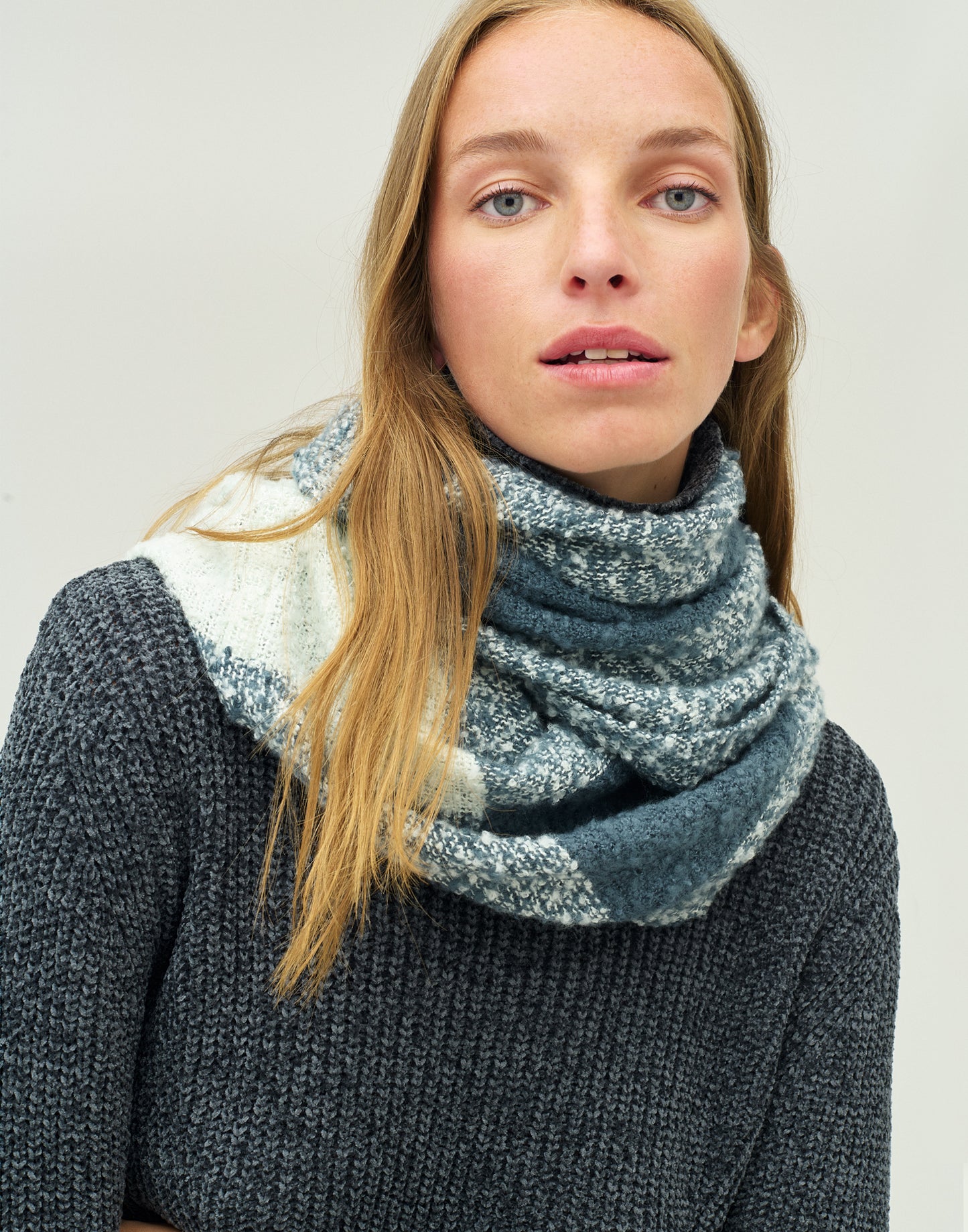 Checkered neck scarf