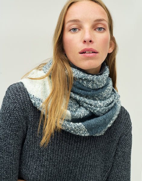 Checkered neck scarf