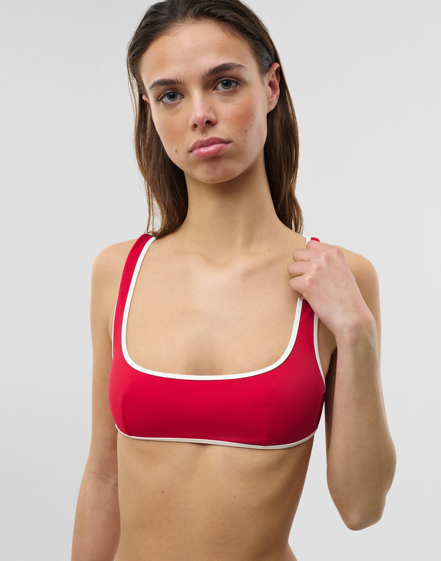 Top bikini rosso con bordi a contrasto