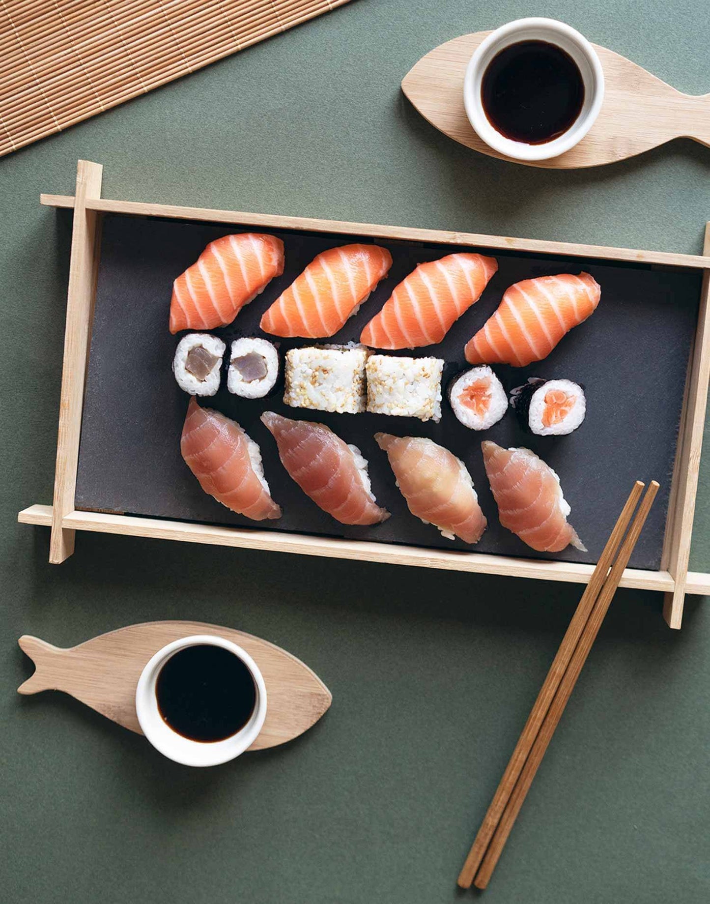 Sushi a réglé du poisson pour deux personnes