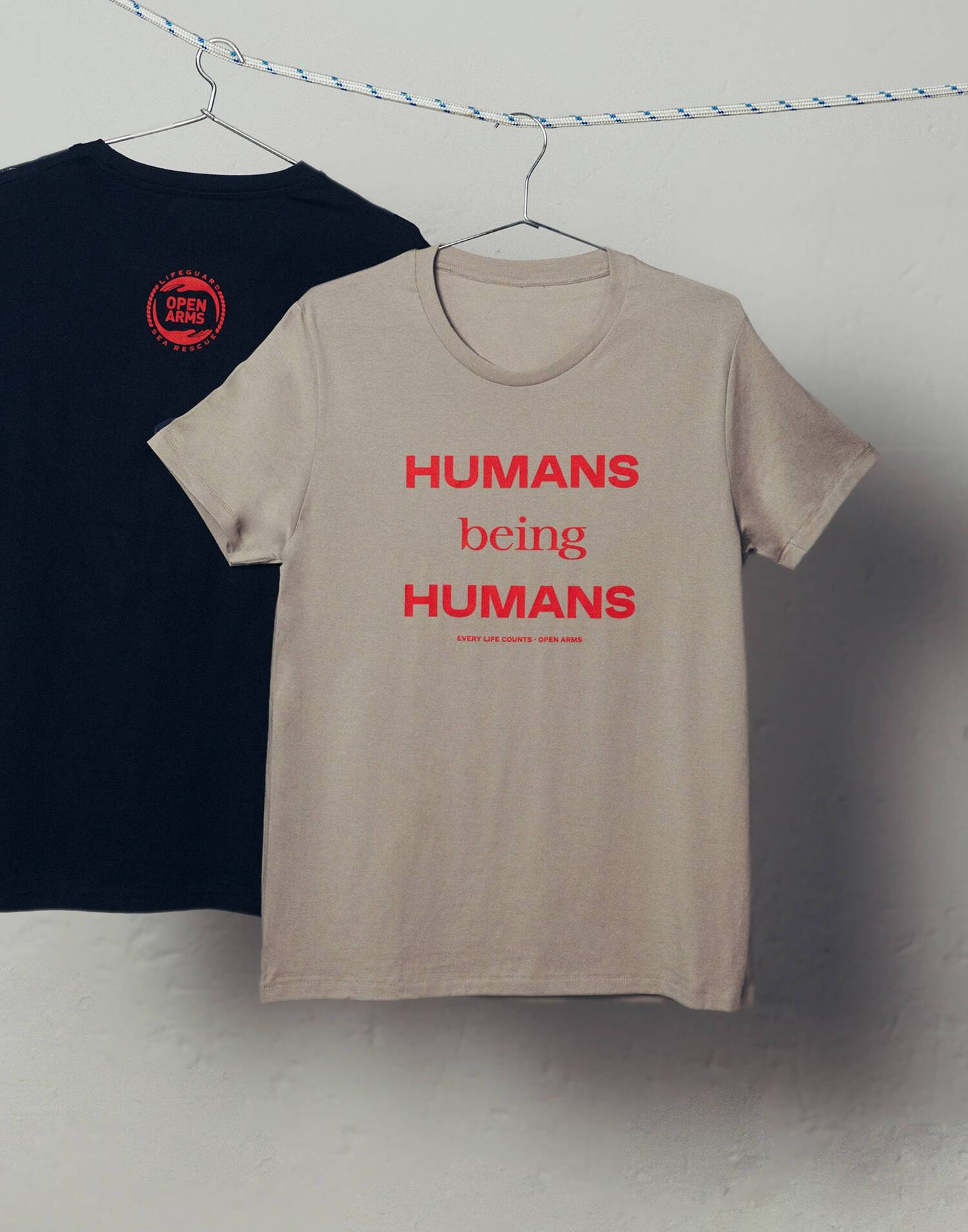 Camiseta Humans being humans Open Arms