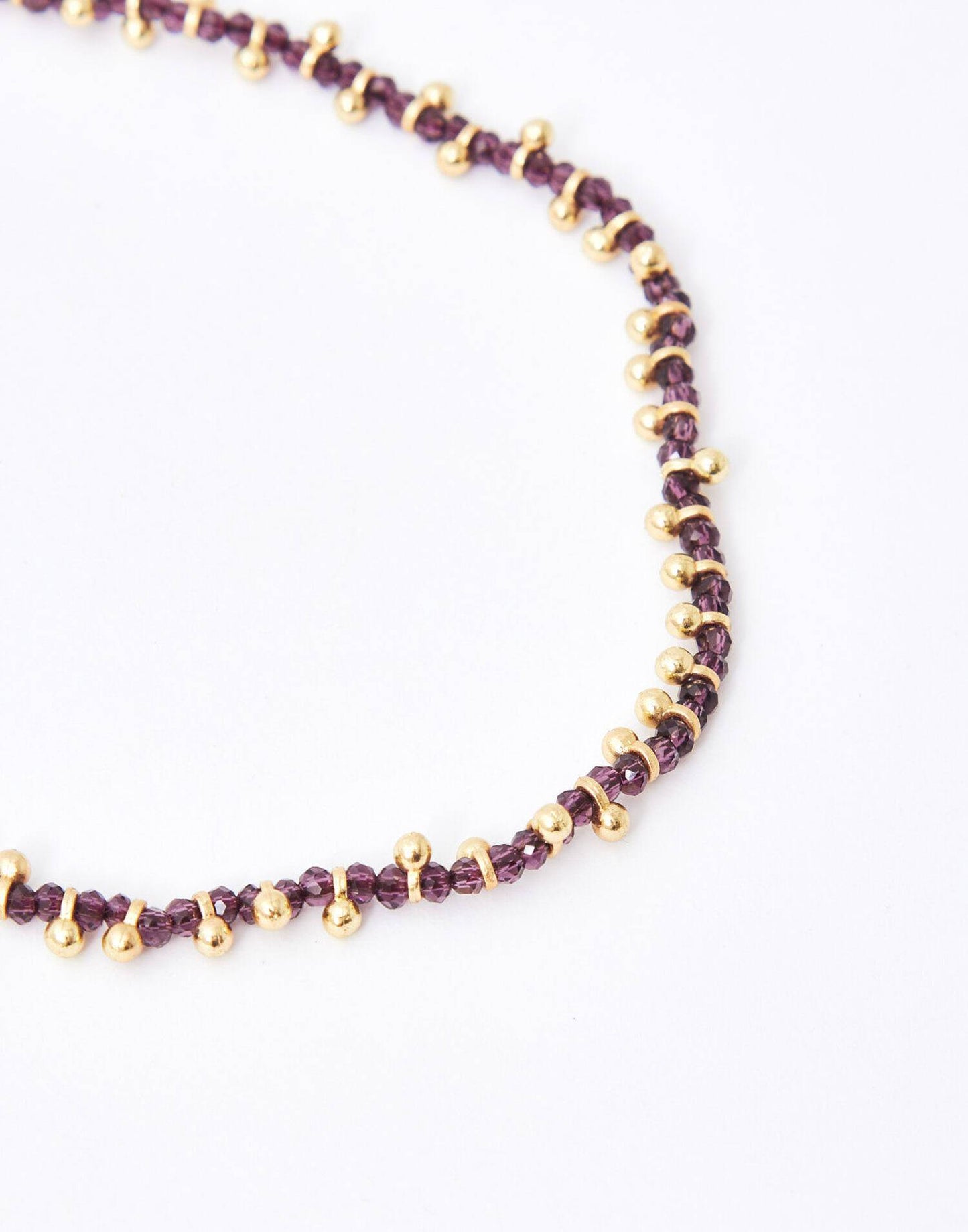 Halskette aus vergoldetem Draht und Perlen