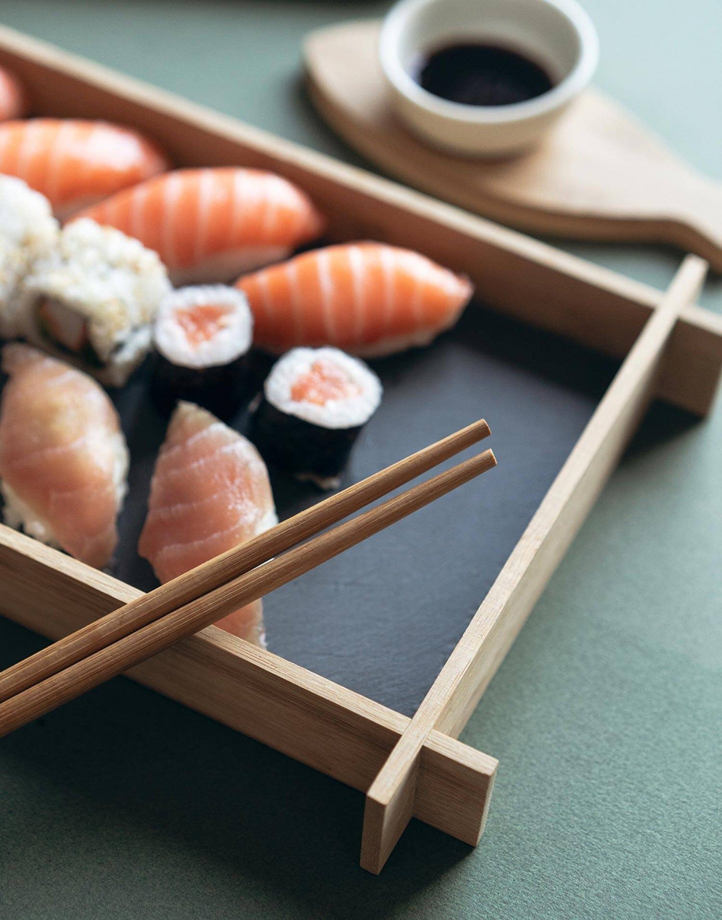 Sushi a réglé du poisson pour deux personnes